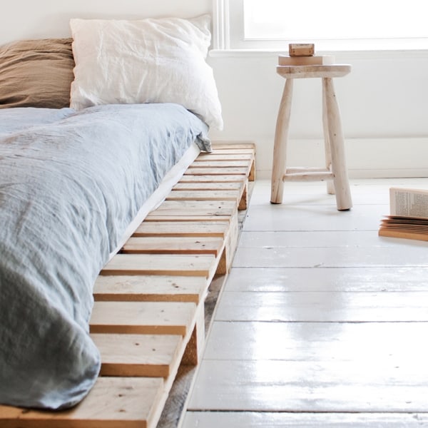 minimalistic pallet master bed diy