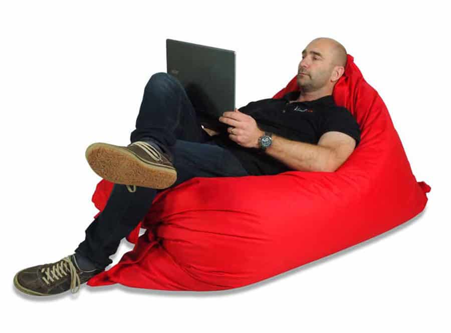 red-canvas-gamer-seated